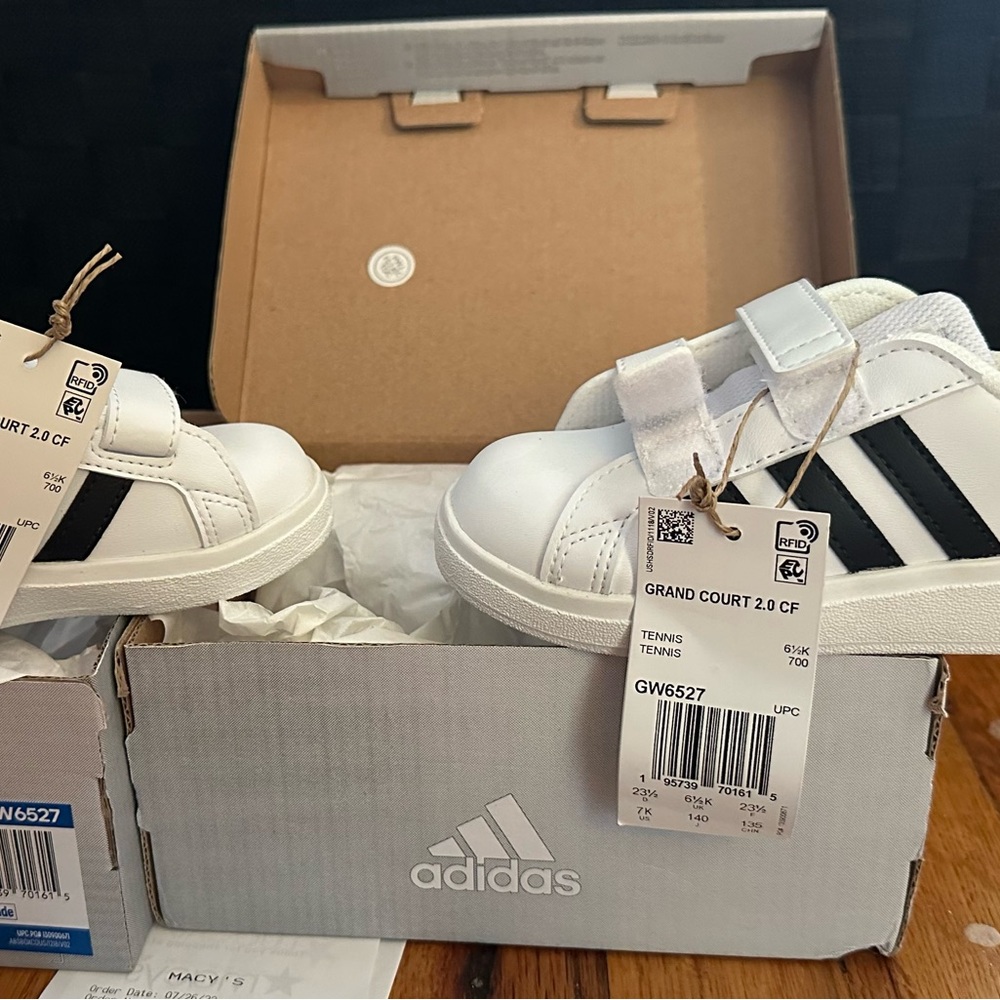 Adidas Grand Court tennis shoe
